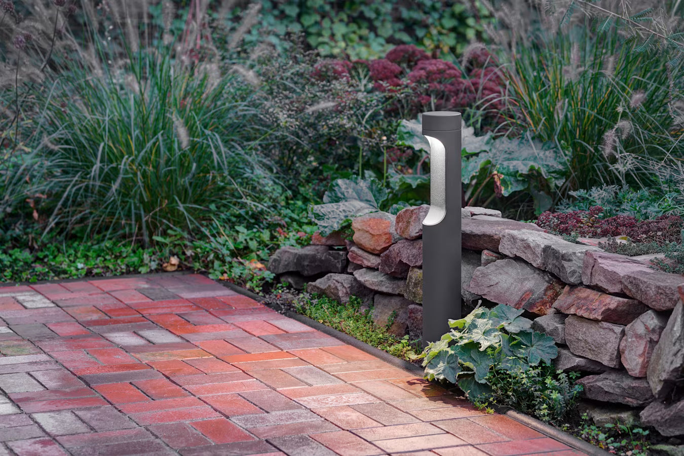 Striking light outbreak in the bollard tube
