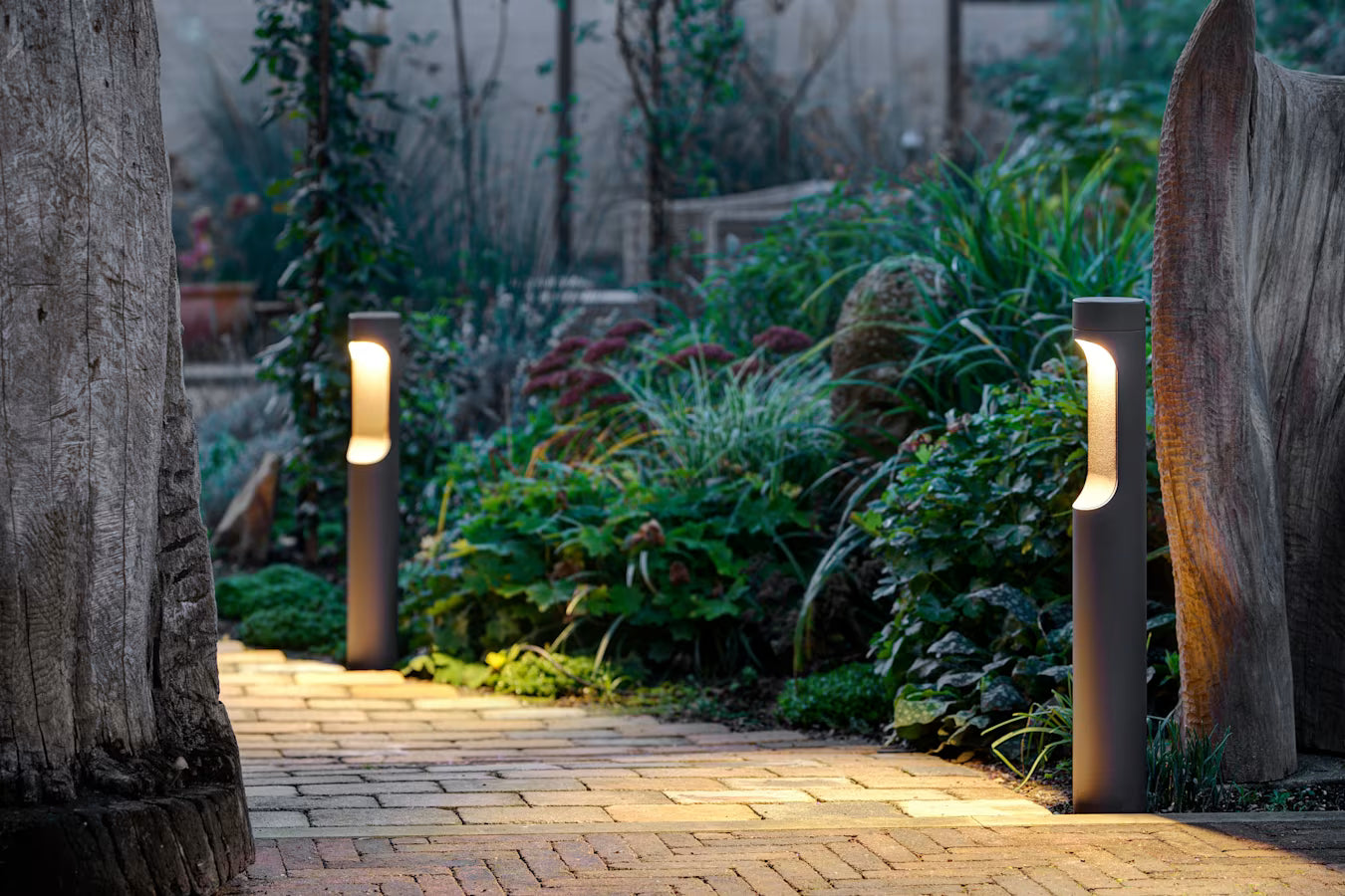 Striking light outbreak in the bollard tube